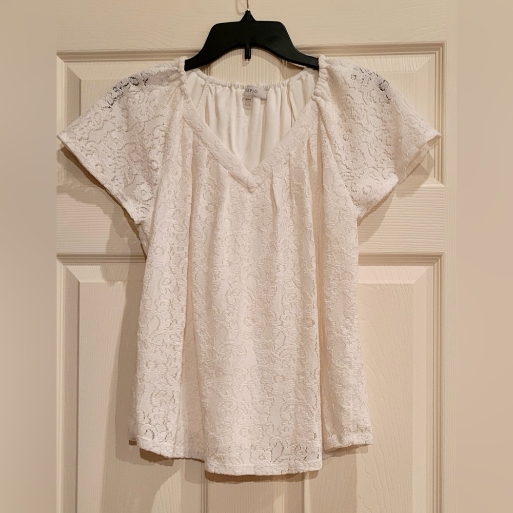 NWOT White Lace V-Neck Short Flutter Sleeve Blouse. Size Small